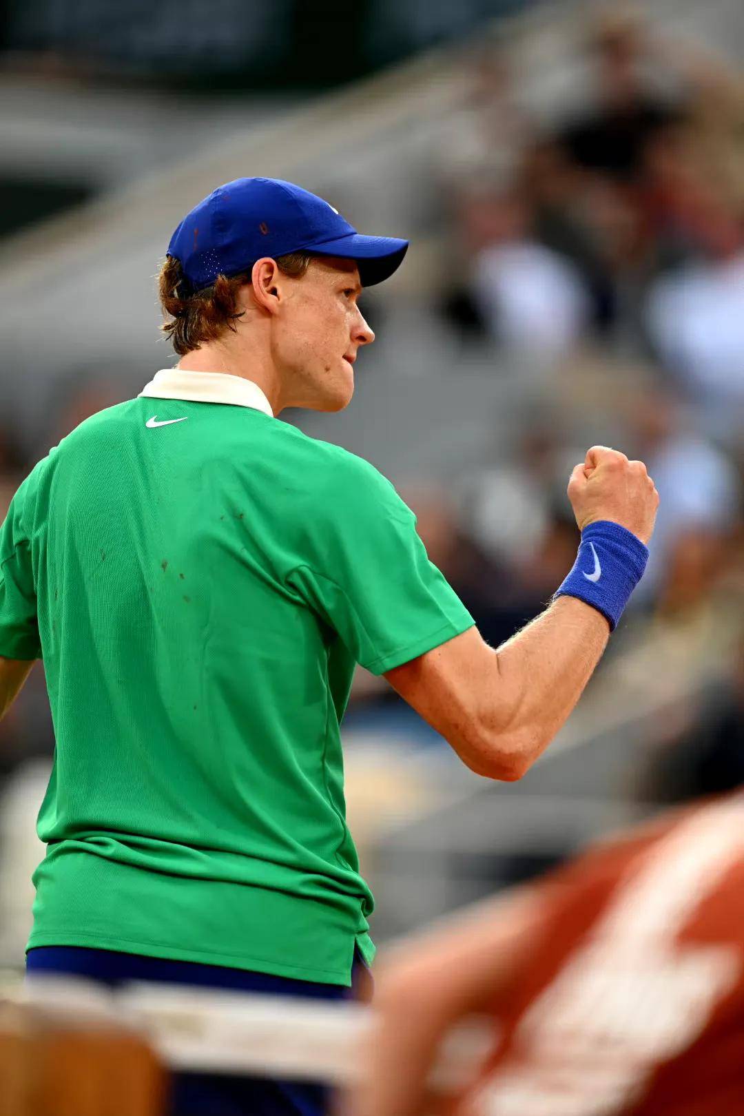 开云官网-德约科维奇重返赛场，比赛规则变更首场状态出色，曼联观众沸腾！-开云官网