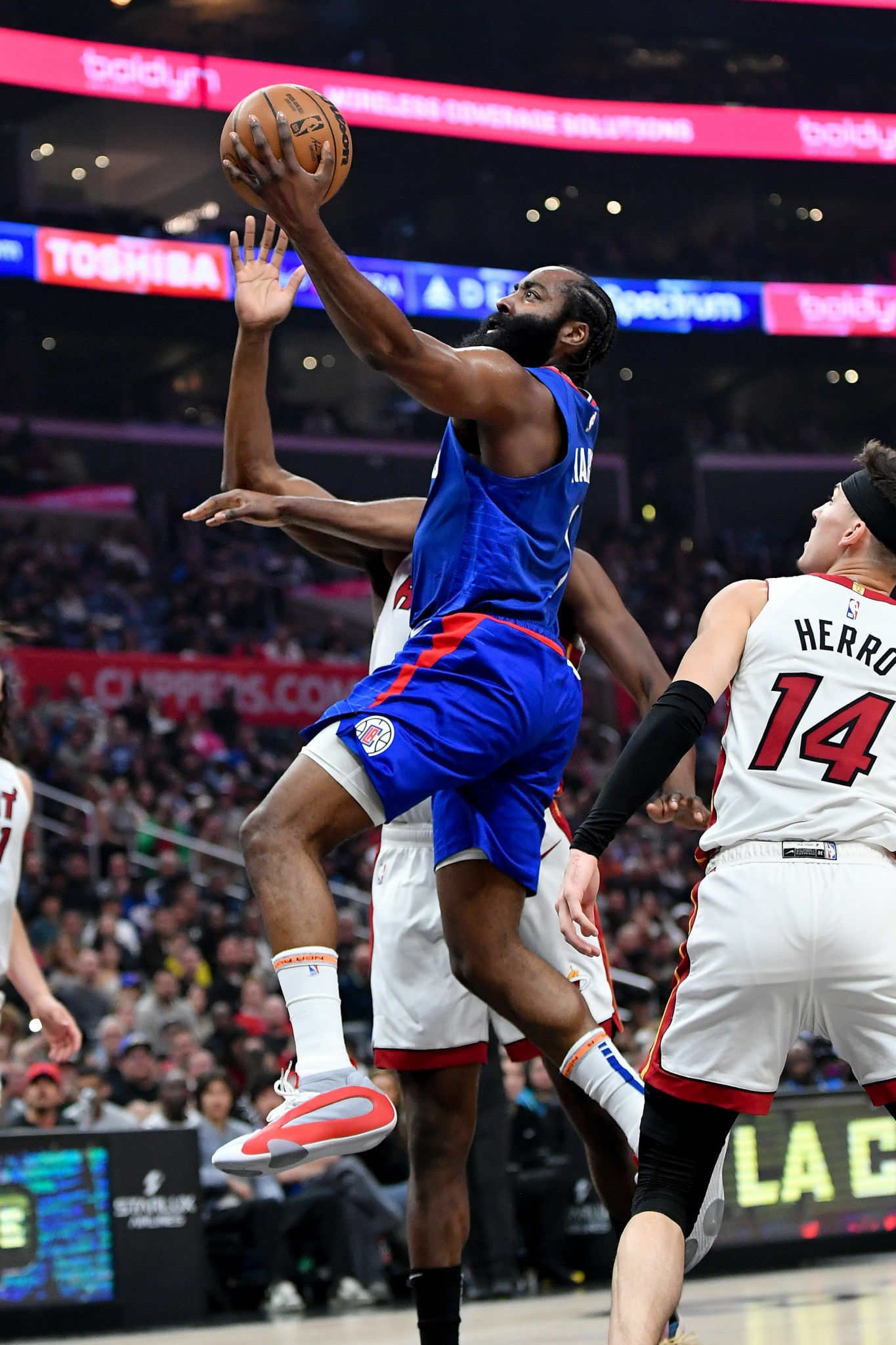 开云体育官网-哈登遭遇二十持续失利，西班牙队教练压力巨大！-开云体育官网